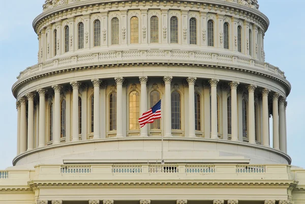 Flagg på kuppelen til Capitol-bygningen – stockfoto