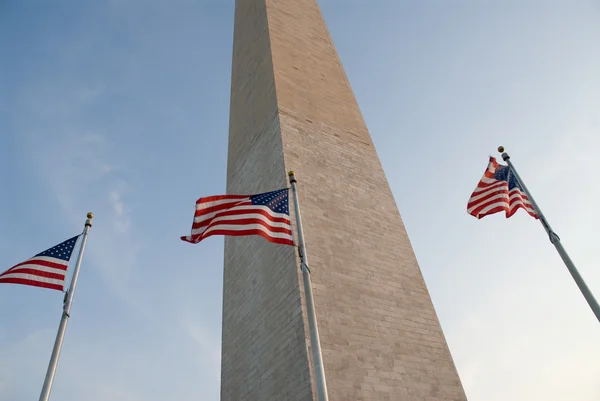 Flagg ved Washington-monumentet – stockfoto