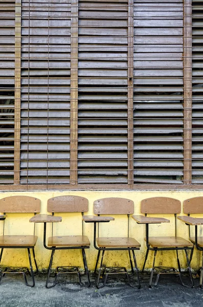 Школьные стулья — стоковое фото