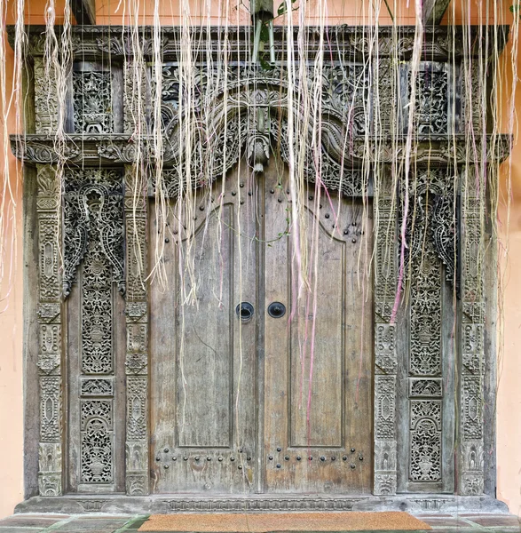 Тяжелые вуденные двери — стоковое фото