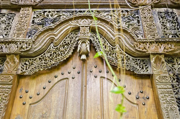重い木製のドア — ストック写真