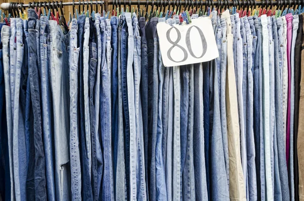 Jeans te koop — Stockfoto