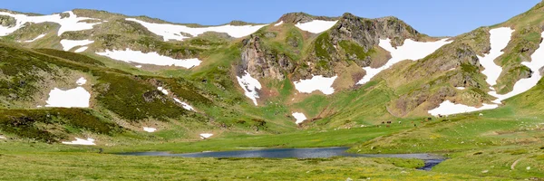 Lago de montaña en pirineos, Ariege, Francia — Foto de Stock