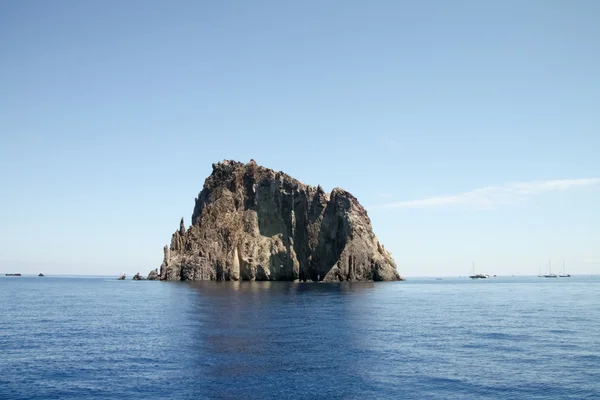 Strombolicchio на острові Ізоле Еолові — стокове фото