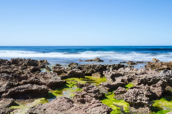 Stenen in een zee en de blauwe hemel — Stockfoto
