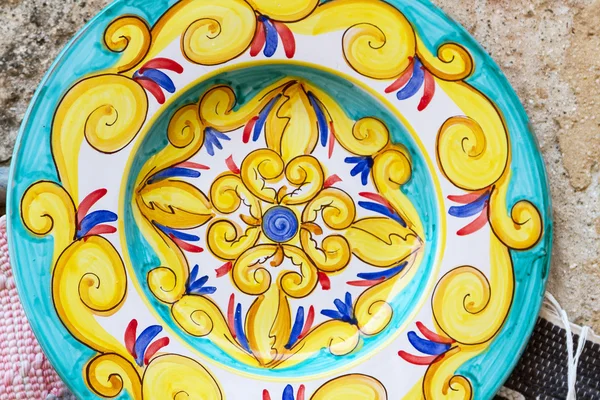 Крупный план традиционной сицилийской керамики — стоковое фото