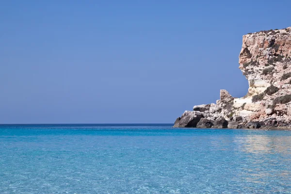 Blå havet i lampedusa, Sicilien. — Stockfoto