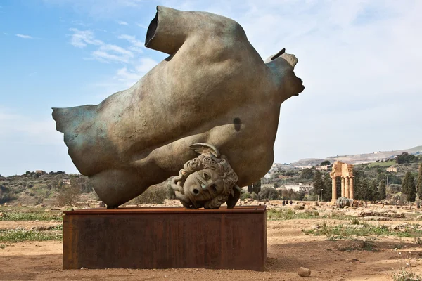 Το άγαλμα στο στον αρχαιολογικό χώρο του Αγκριτζέντο — Φωτογραφία Αρχείου