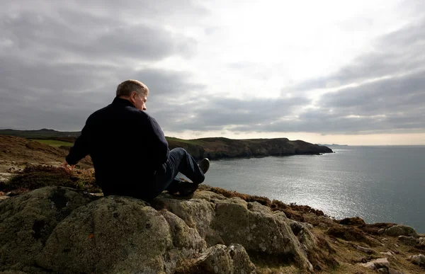 Hombre maduro mirando al mar — Foto de Stock