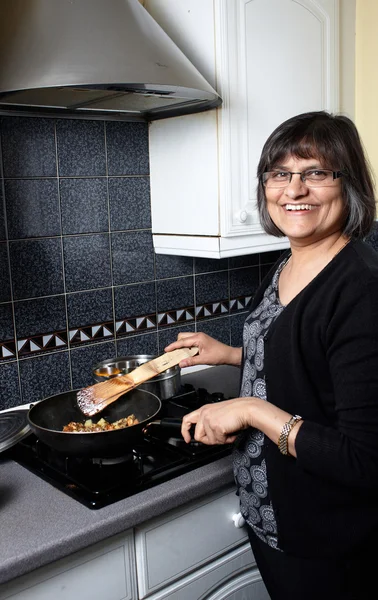 Una señora india cocinando —  Fotos de Stock