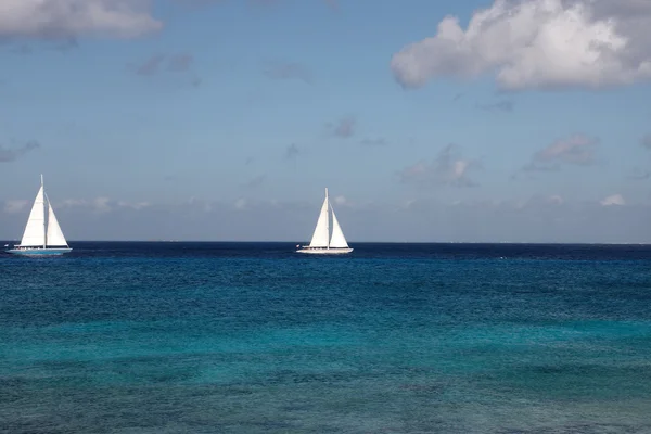Dvě jachty na moři — Stockfoto
