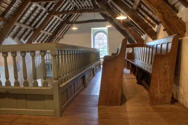 Kirchenbänke im Obergeschoss einer sehr kleinen Kirche — Stockfoto