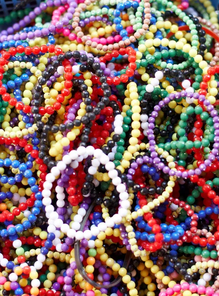 Un panier plein de perles colorées — Photo