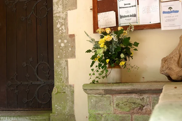 Cortar flores fuera de la puerta de una iglesia —  Fotos de Stock