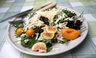 bir tabakta sağlıklı salata