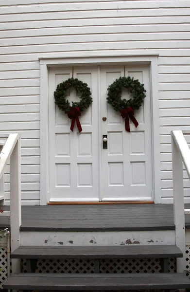 Décorations de Noël sur une porte — Photo