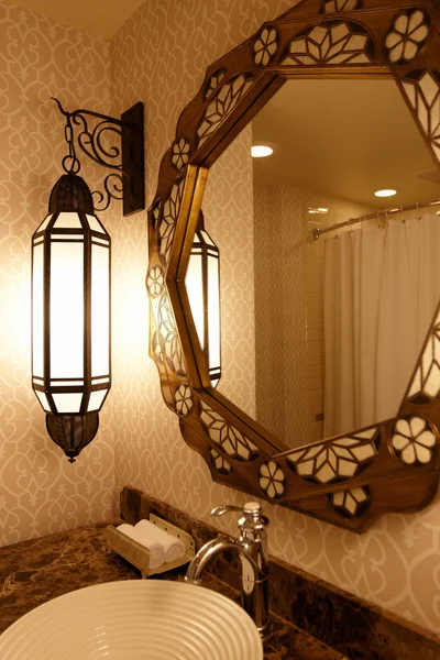 Zrcadlo v koupelně — Stock fotografie