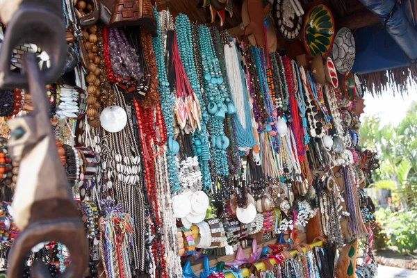Färgglada halsband säljes — Stockfoto