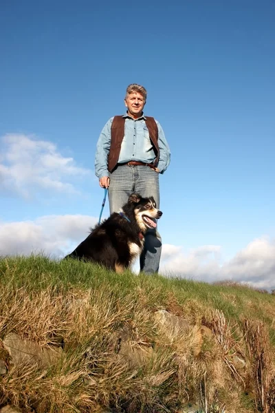 한 남자와 그의 개 — 스톡 사진