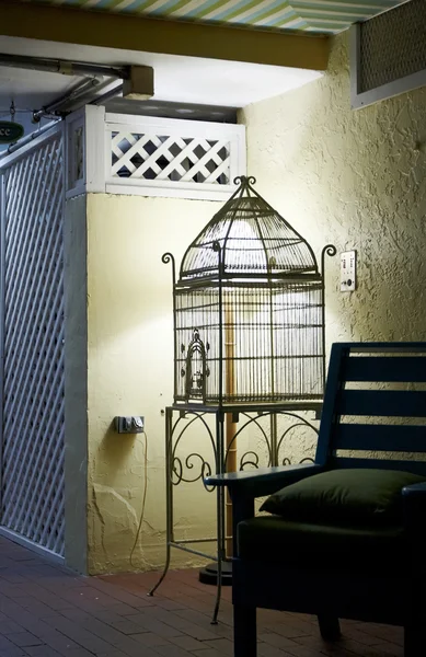Une cage à oiseaux vide — Photo