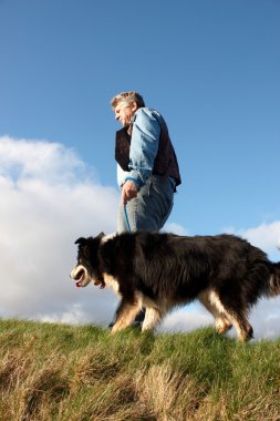 bir adam ve köpeği