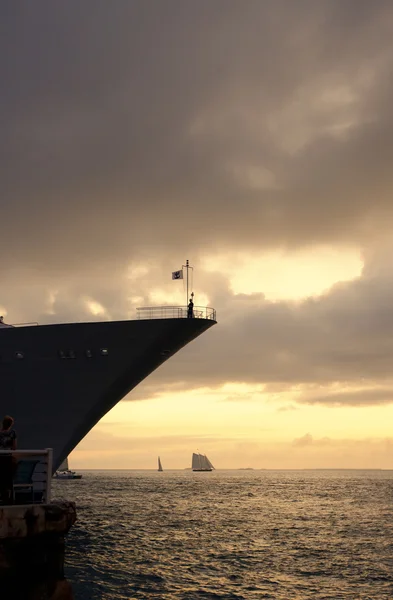 Una persona anonima in piedi sul fronte di una nave — Foto Stock