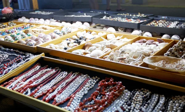 Um barracão de jóias e conchas — Fotografia de Stock