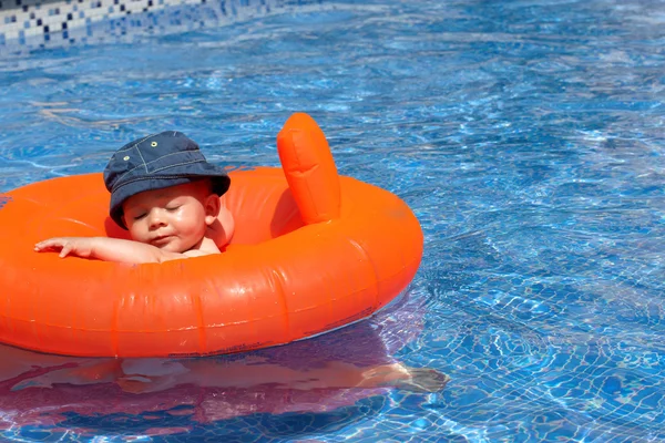 A baby in the swimming pool — Stock Photo, Image