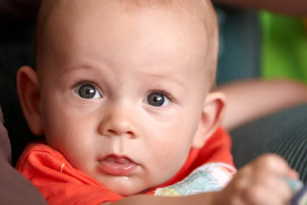 En baby som tittar på kameran — Stockfoto