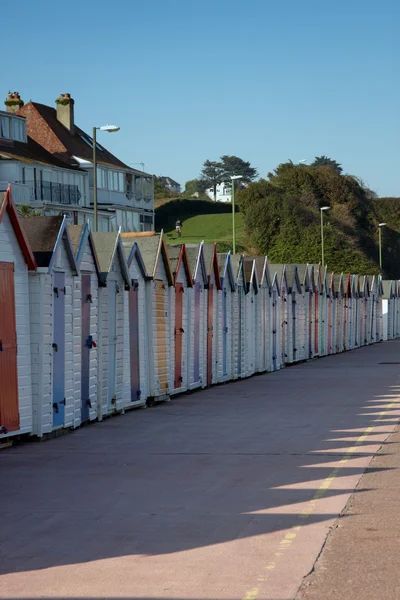 Una fila di capanne sulla spiaggia — Foto Stock