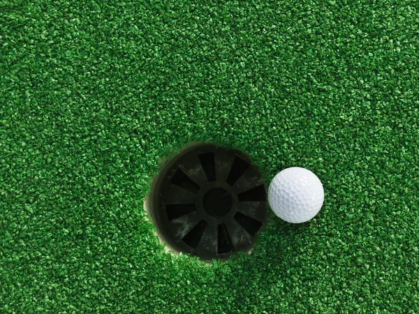 М'яч для гольфу біля отвору — стокове фото