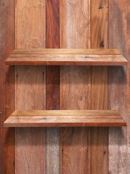 Due ripiani in legno fissati su pannelli di legno — Foto Stock