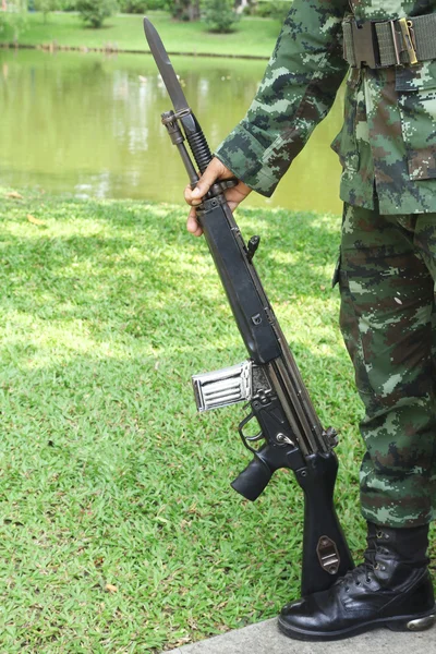 Pistola en mano del soldado — Foto de Stock