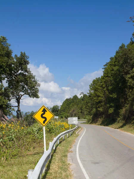 Estrada rural e belo céu azul — Fotografia de Stock