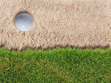 Golf topu yakın taze yeşil çim kum BUNKERİ