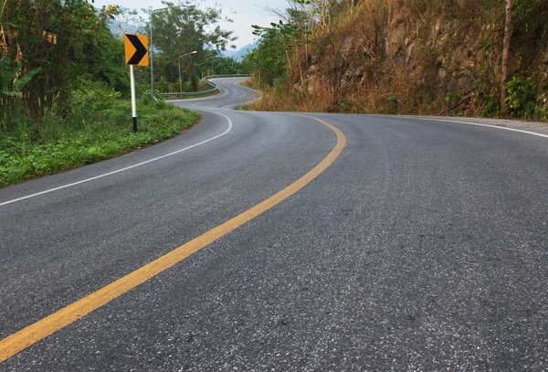 Estrada rural e curvas até a montanha — Fotografia de Stock