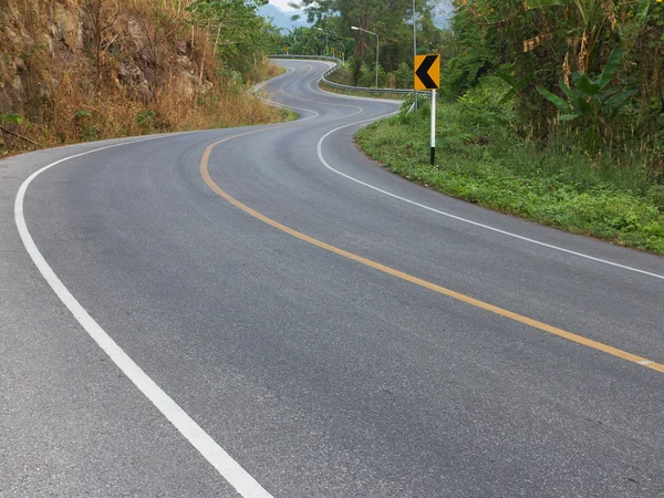 Polna droga i krzywe na górę — Zdjęcie stockowe