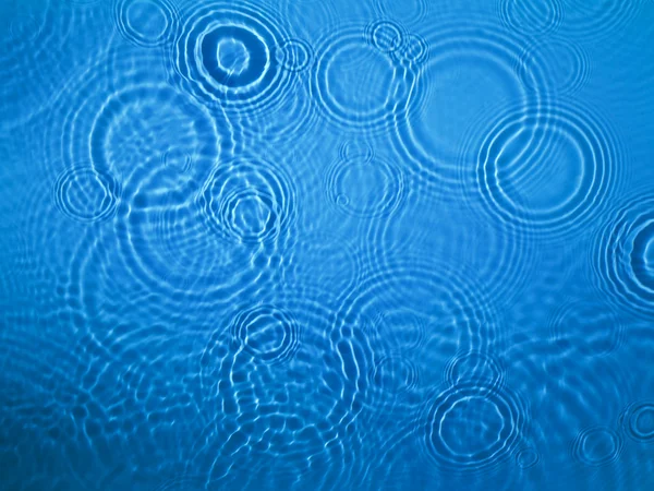 Latar belakang riak air lingkaran biru — Stok Foto