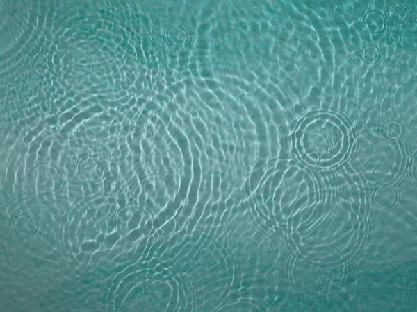 緑色の背景で抽象的な新鮮な水の波紋 — ストック写真