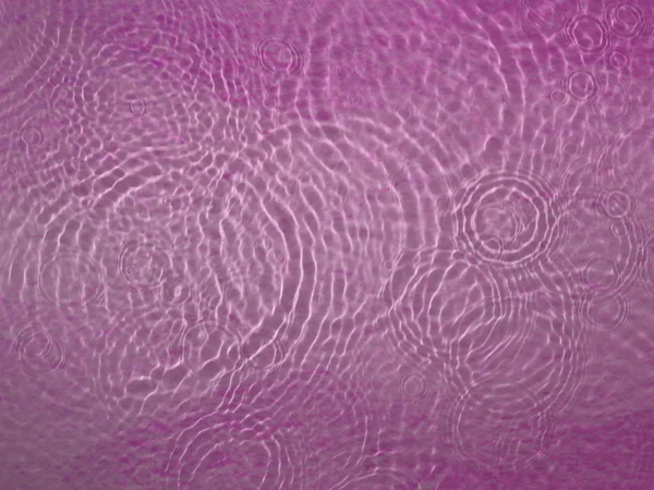 Ondulação de água doce abstrato no fundo rosa — Fotografia de Stock