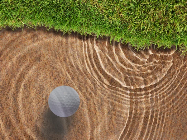 Pallina da golf goccia nel bunker vicino erba verde — Foto Stock