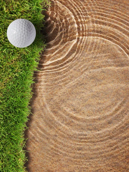Golfball auf frischem grünen Gras in der Nähe von Wasserbunke — Stockfoto