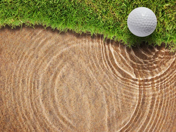 М'яч для гольфу на свіжій зеленій траві поблизу водойми — стокове фото