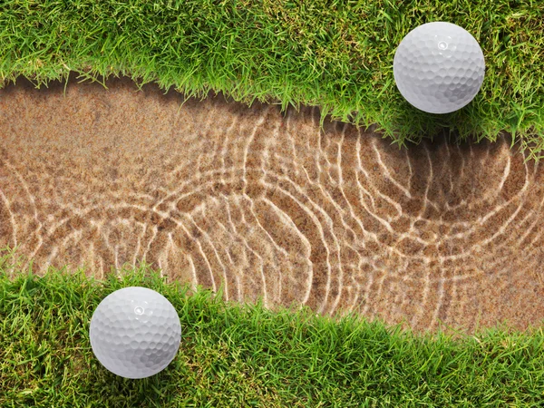 Pelota de golf en césped verde fresco cerca de la cabaña de agua —  Fotos de Stock