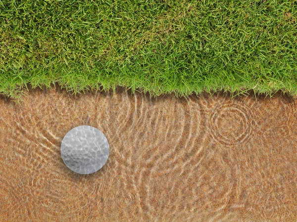 Bola de golfe cair no bunker de água perto de grama verde — Fotografia de Stock