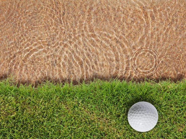 Pelota de golf en césped verde fresco cerca de la cabaña de agua —  Fotos de Stock