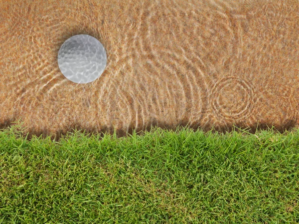 Падение мяча для гольфа в бункере возле зеленой травы — стоковое фото