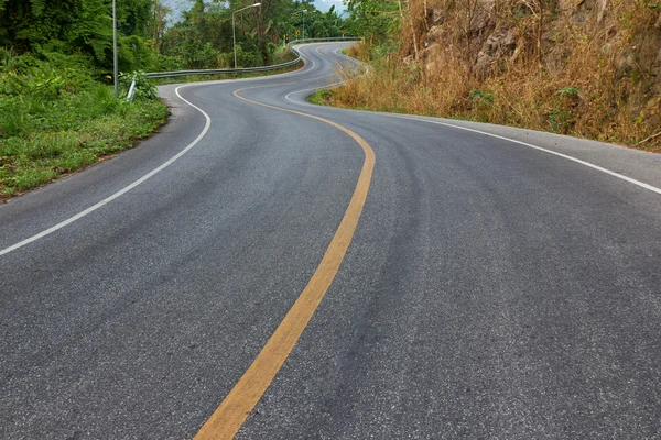 Landweg en curven van de berg — Stockfoto