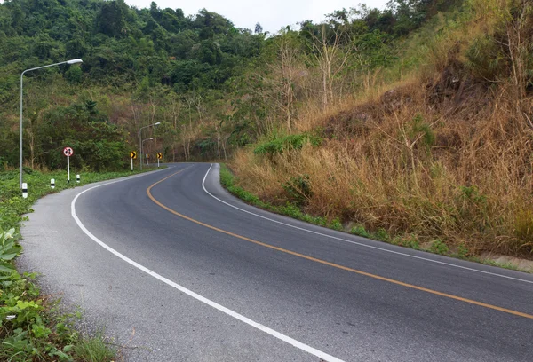 Estrada rural e curvas até a montanha — Fotografia de Stock