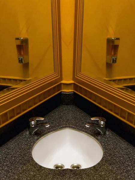 Cuarto de baño con doble grifo lavabo — Foto de Stock